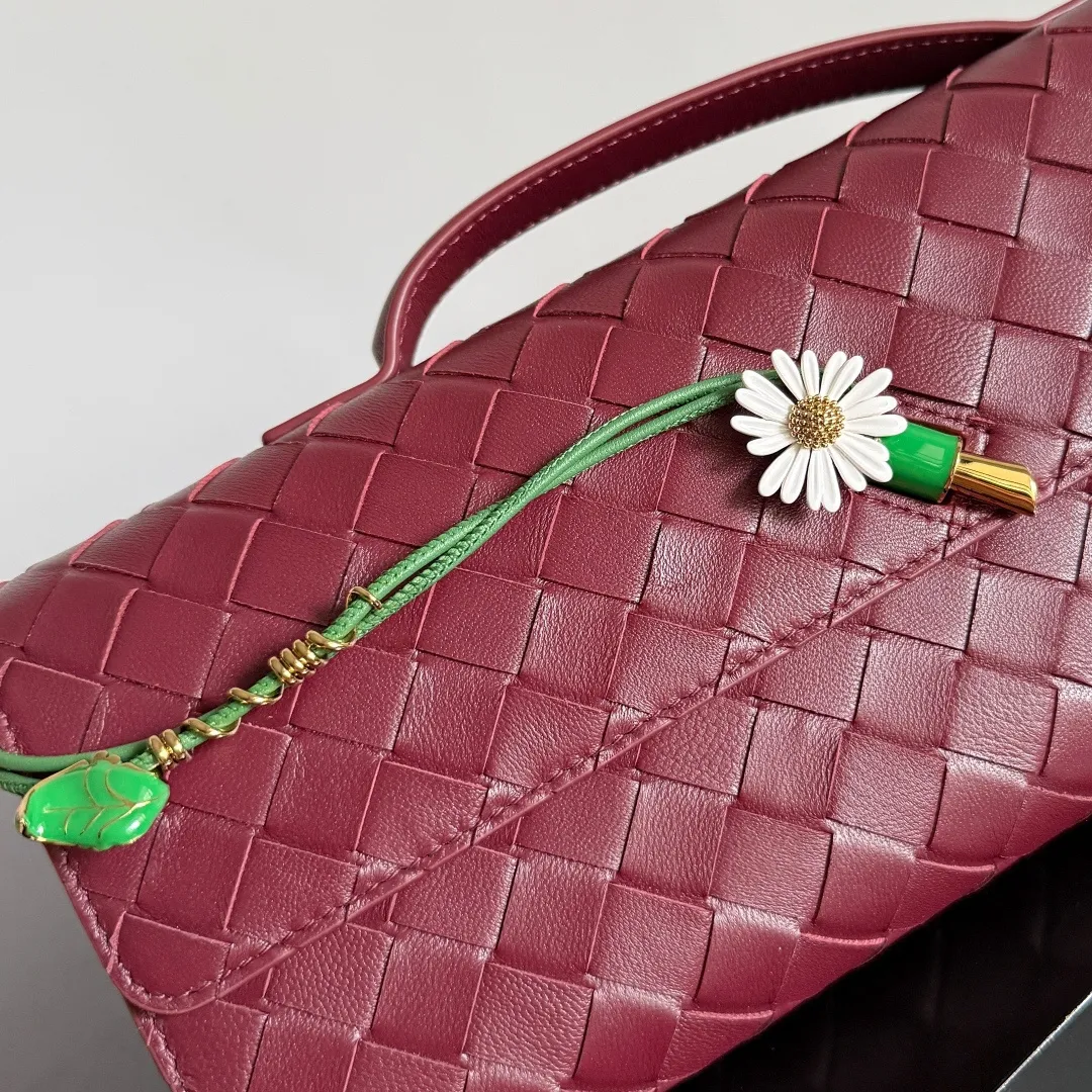 Batch 1720 Bottega Veneta clutch bags are shipping! The carefully crafted latch opening and closing is like a small key, giving us a sense of ritual every time we use this bag. The innovative design this time is to make the latch part into the shape of a small daisy. The originally elegant and restrained style instantly adds some playfulness, and matches with a skirt. Going out for a picnic or admiring the scenery will add to the overall look🌸🌸The heavily crafted daisy is lifelike and full of exquisiteness. The fixed rope is also decorated with a winding golden rope and a small leaf, echoing the daisy. The whole bag looks very coordinated. Style No.: 836810 (741511) Color: Barrow Red Size: 31*13*3cm